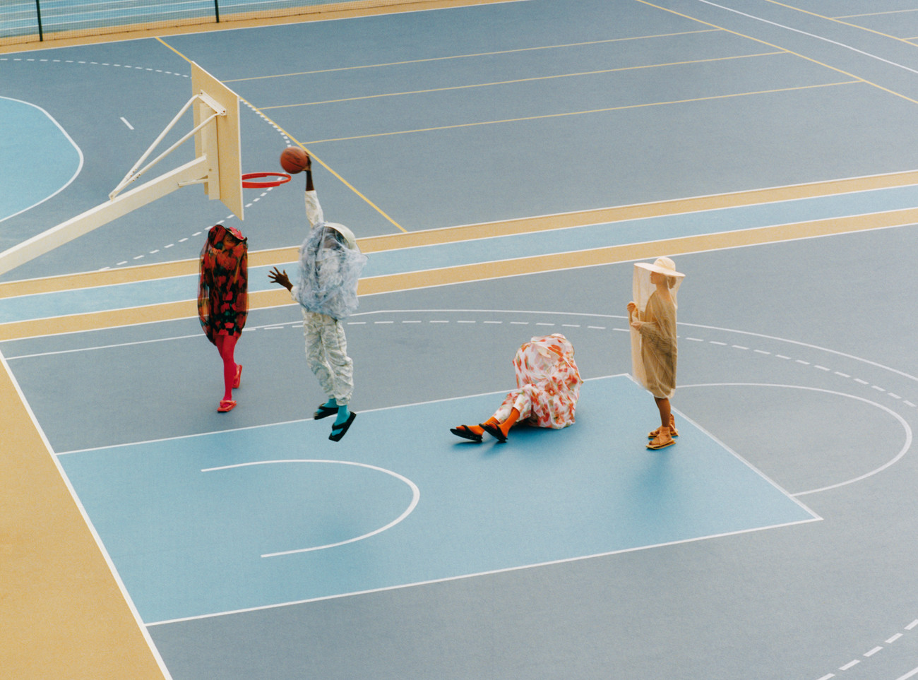 Conceptual fashion set design with performance elements for SSAW by Paris-based set designer Nara Lee (Nara Lee Studio)