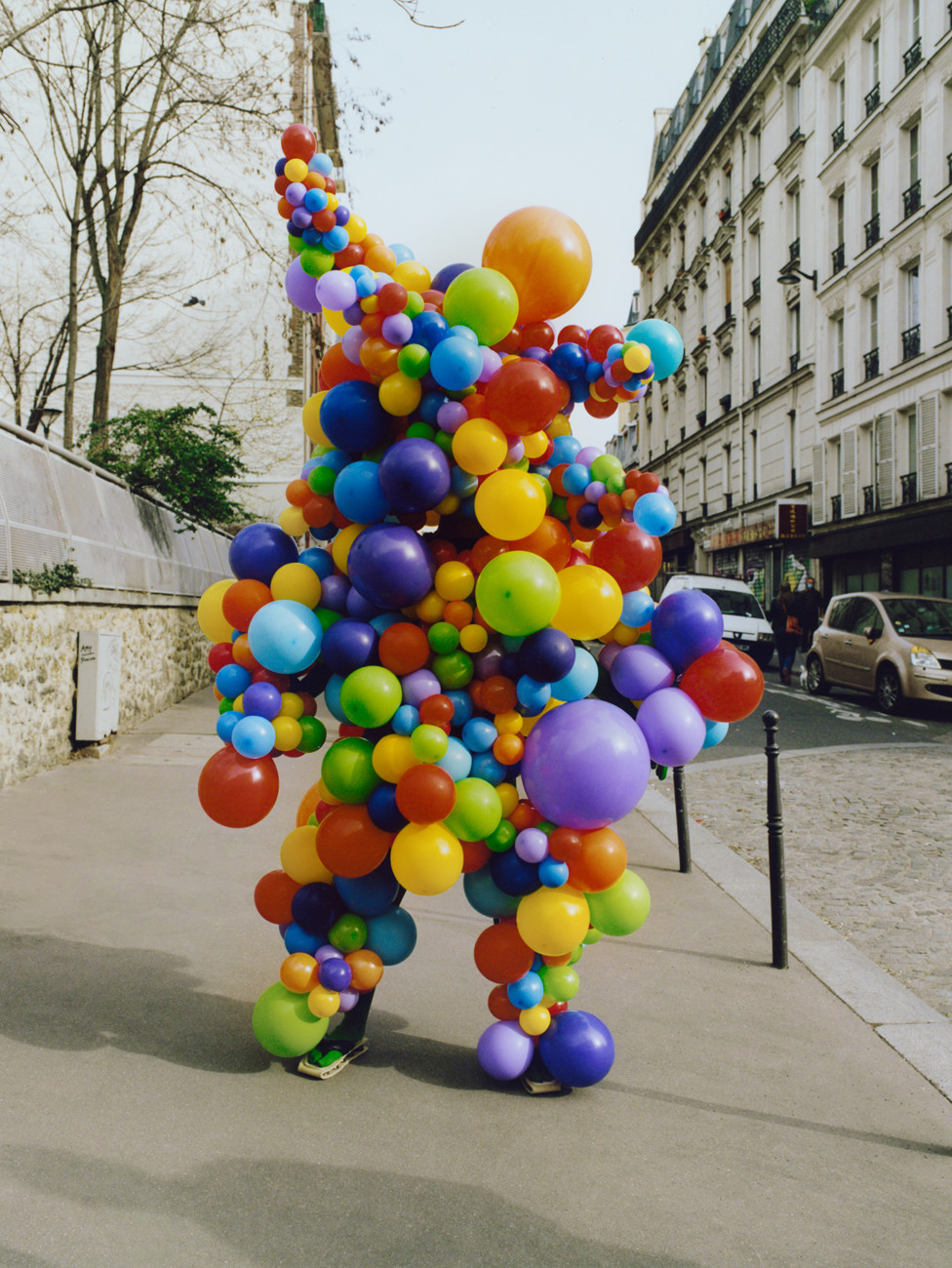 Playful fashion set design with hair accessories for SSAW by Paris-based set designer Nara Lee (Nara Lee Studio)